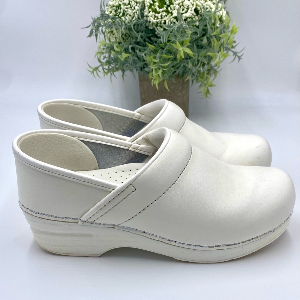 Dansko leather Slip On Mules Clogs, Size 36W/ Sz 6W, White, nursing